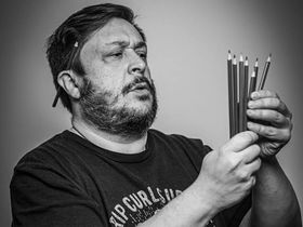 Hernán Casciari regresa a Mendoza con “Parece mentira”, una propuesta en la que sus historias cotidianas vuelven a cruzar literatura, humor y oralidad.