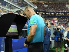 Fútbol. Los árbitros principales explican en vivo sus decisiones tras una revisión de VAR.
