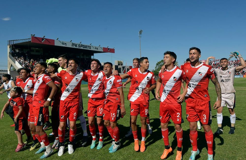 El Deportivo Maipú se clasificó a las semifinales de la Primera Nacional de Fútbol , luego de ganarle 2-0 a Temperley. / Los Andes. Foto: Orlando Pelichotti