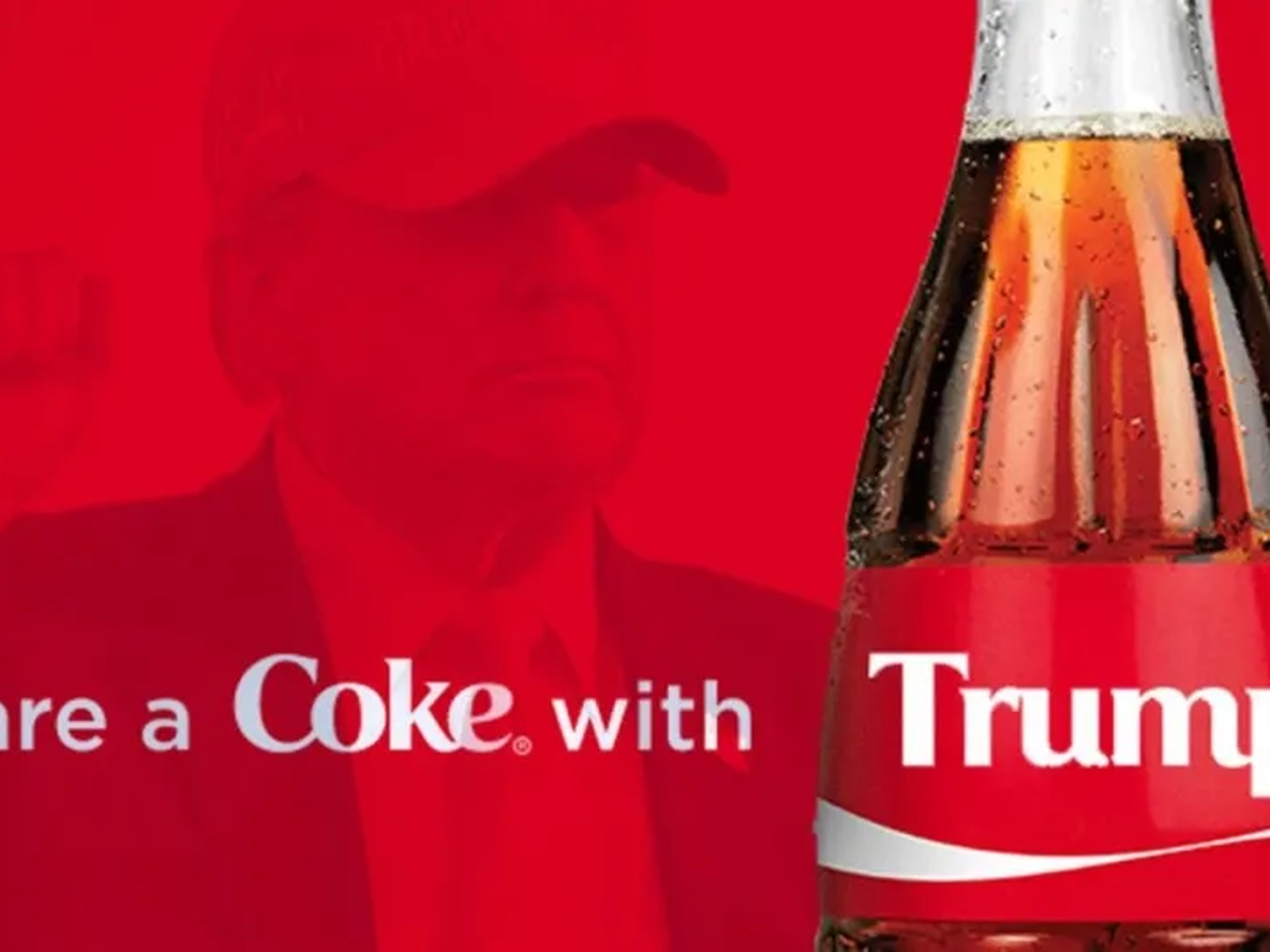 Detalle de la imagen posteada por la Casa Blanca en X, el presidente de Estados Unidos, Donald Trump, aparece en un fondo rojo, los puños en alto y un mensaje donde se puede leer: Tómate una Coca-Cola con Trump,&nbsp;