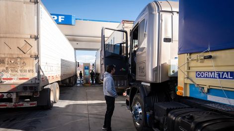 Los Andes | Las demoras para cargar gasoil son cada vez más extensas y los efectos en la distribución se empiezan a sentir. Foto: Ignacio Blanco / Los Andes