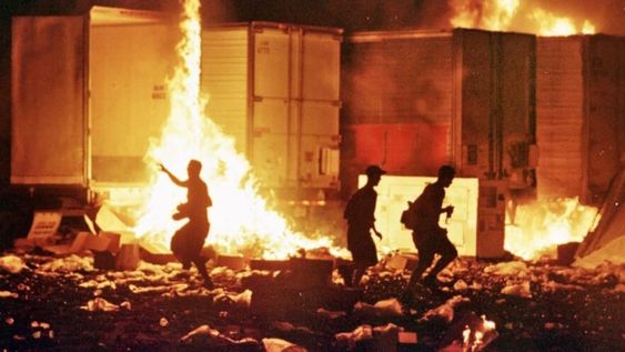 Las escenas de la destrucción de Woodstock 99, tras el último show.