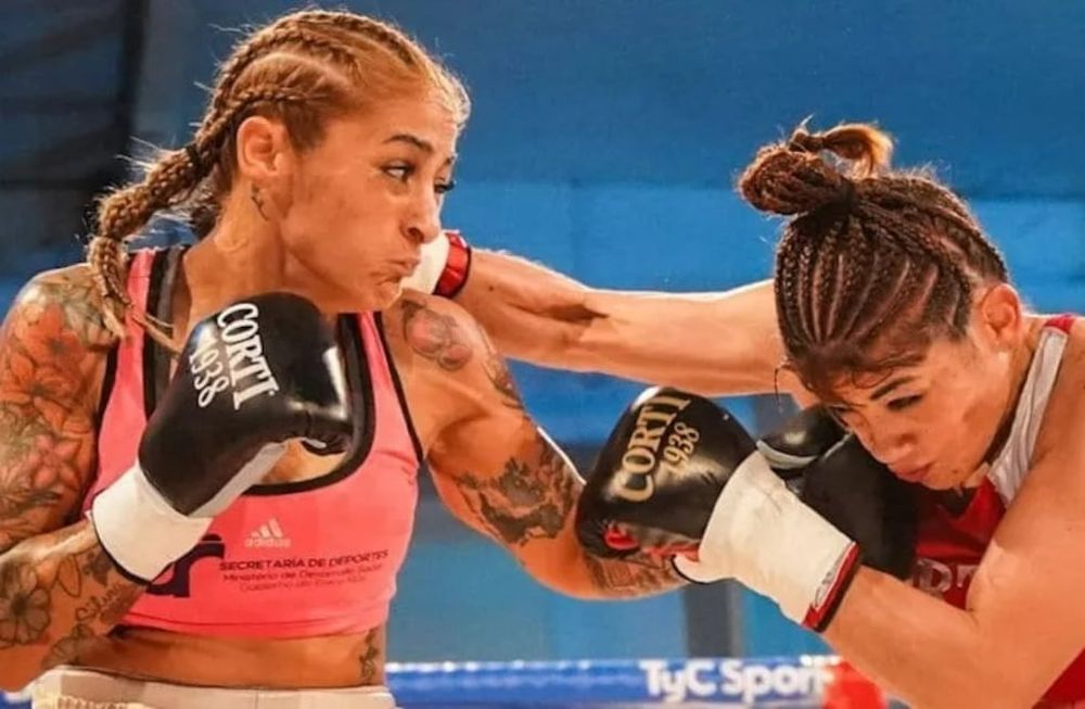 La entrerriana Débora Dionicius derrotó a la Tigresa Acuña y se quedó con el cetro Supergallo de la OMB. (TyC Sports)
