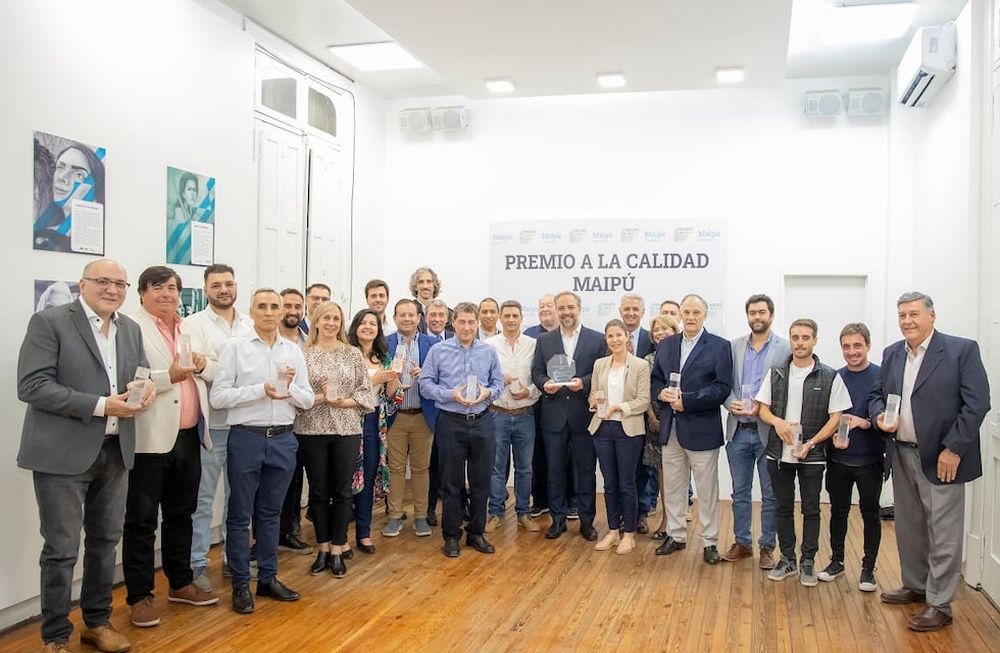El intendente de Maipú, Matías Stevanato, junto a sus pares predecesores, hicieron entrega de la 1° edición de los Premio Calidad Maipú a 25 empresas.