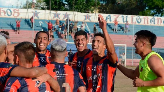Una banda loca. Sanfilippo, Royo, Dinasso, Carrasco, Lázzaro y Martín festejan la clasificación de Talleres al Regional Amateur. Gentileza Prensa Andes Talleres.