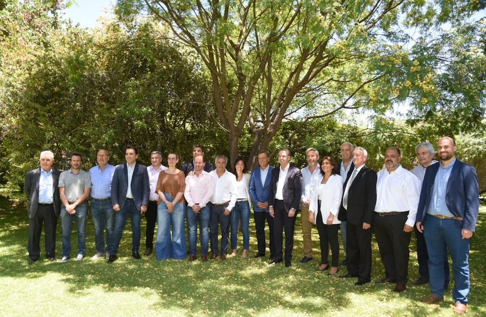 La residencia oficial fue la sede del encuentro entre los dirigentes nacionales Miguel Ángel Pichetto (Alternativa Federal), Rogelio Frigerio (MID), con el gobernador Rodolfo Suárez y dirigentes radicales.