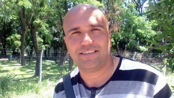 Juan josé Acuña, técnico con paso en Argentino de Quilmes, es buscado por la justicia. Está prófugo tras ser acusado por violar a una chica de 28 años en la fiesta clandestina en el country donde también estaban los futbolistas de Vélez.
