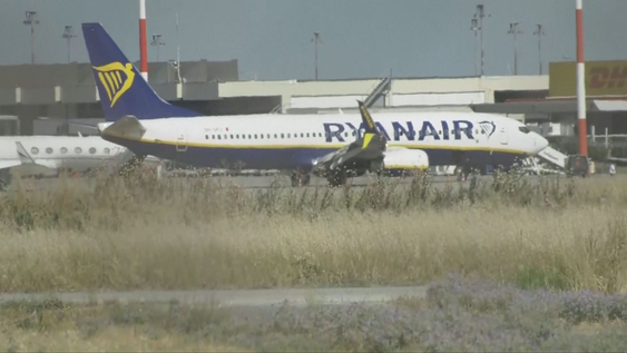 Un avión tuvo que aterrizar de emergencia tras la rotura de una ventanilla en pleno vuelo