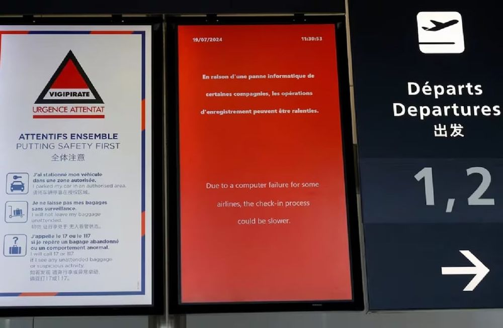 Falla de Crowdstrike afectó a bancos y aeropuertos de todo el mundo. En la foto, una pantalla que avisa del error en Orly (Francia) / Gentileza
