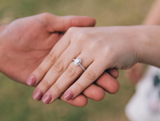 Reveló que transformó su anillo de casada en uno de divorcio y se sumó a una tendencia que gana fuerza.