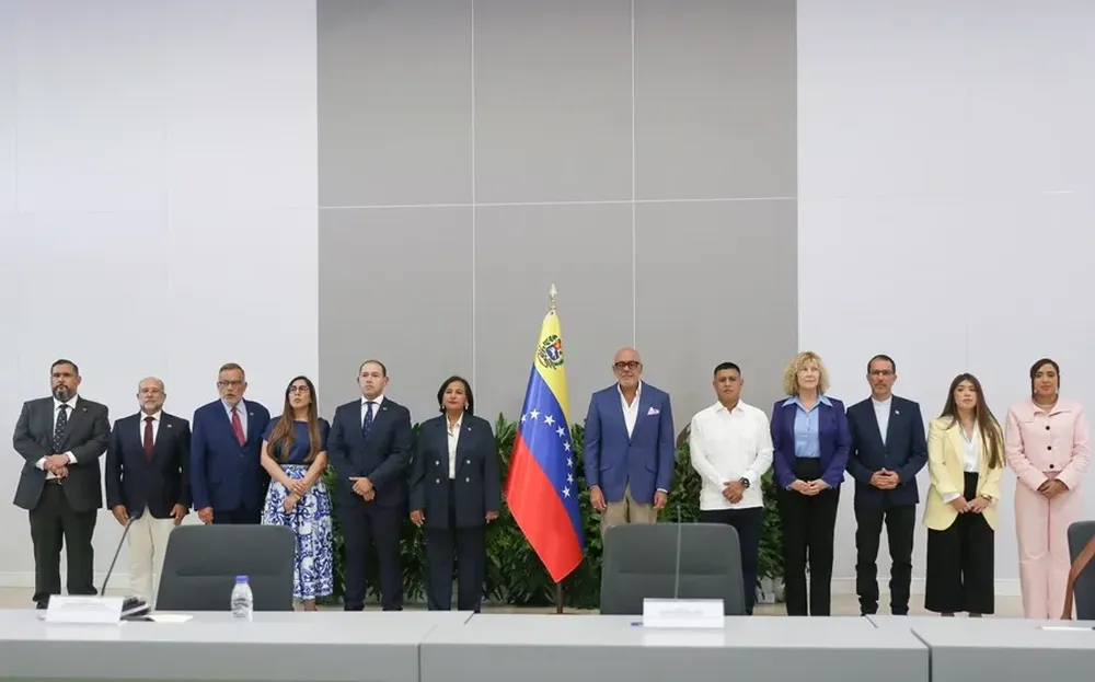 La exdiputada y cabeza de la delegación opositora, Dinorah Figuera (c-i), y el presidente del Parlamento, Jorge Rodríguez (c-d), asisten a la instalación formal de la mesa de diálogo, impulsada por EE.UU., el 6 de agosto de 2026, en Caracas (Venezuela).  