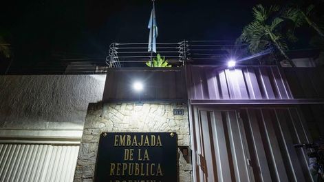 Los Andes | Fotografía de la embajada de Argentina en Caracas (Venezuela). Uno de los seis opositores que se encuentran refugiados en la residencia oficial de la Embajada de Argentina en Caracas desde el 26 de marzo denunció este lunes que un grupo de policías prete