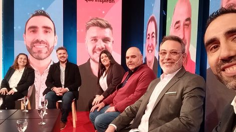 Los Andes | Damián, en primerísimo primer plano junto a los finalistas del concurso.     Todos tenemos alguna profesora o algún maestro que nos marcó y que siempre recordamos. El concurso “Docentes que inspiran”, organizado por Clarín & Zurich, busca reconocer