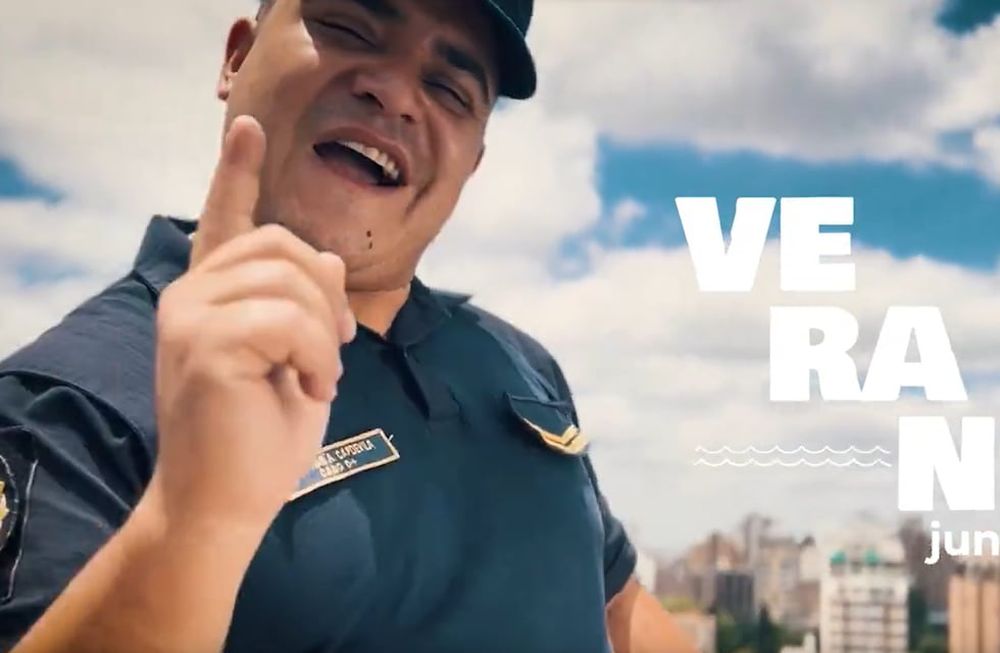 interpretado por un cabo de la Fuerza, el spot invita a recordar algunos cuidados a tener en cuenta para disfrutar el verano