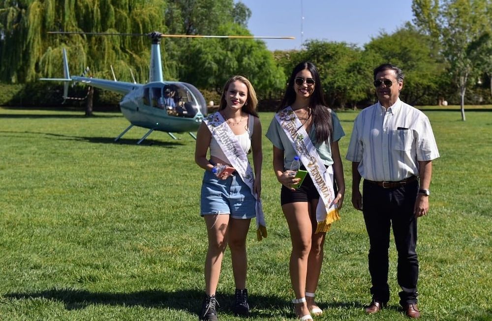 Natasha Sánchez y Giuliana Pilot recibieron un espectacular regalo de parte del presidente del Club Mendoza de Regatas, Jorge Aguirre Toum.| Foto: Gentileza