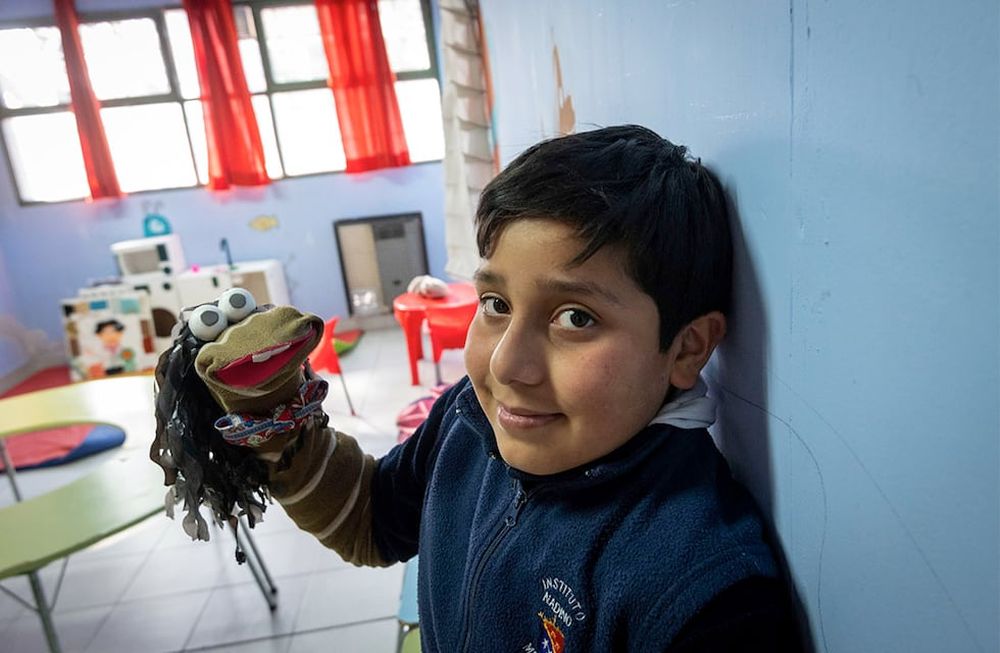 Con el títere el niño empezó a expresarse y fue una gran alegría. Hoy esa etapa está superada y volvió feliz al colegio. Foto: Ignacio Blanco / Los Andes