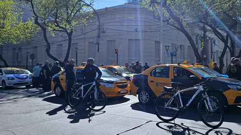 Las protestas recientes de los taxis contra las plataformas de transporte llegaron hasta la Legislatura.