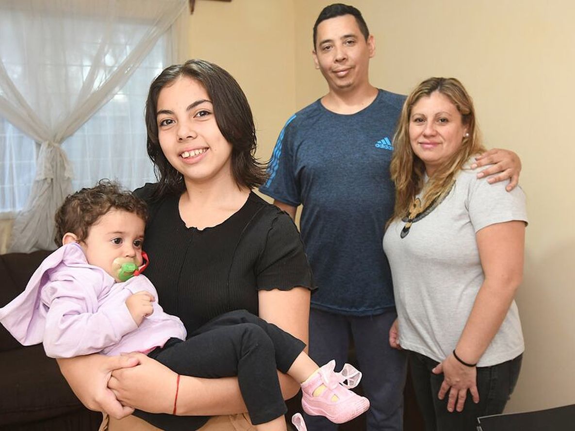 Agustina Julieta Benitez Chana, ganadora de la Beca Adolfo Calle, evento que realiza Diario Los Andes.Agustina junto a su hermanita Sofía y sus padres Federico y Lorena.Foto: José Gutierrez / Los Andes