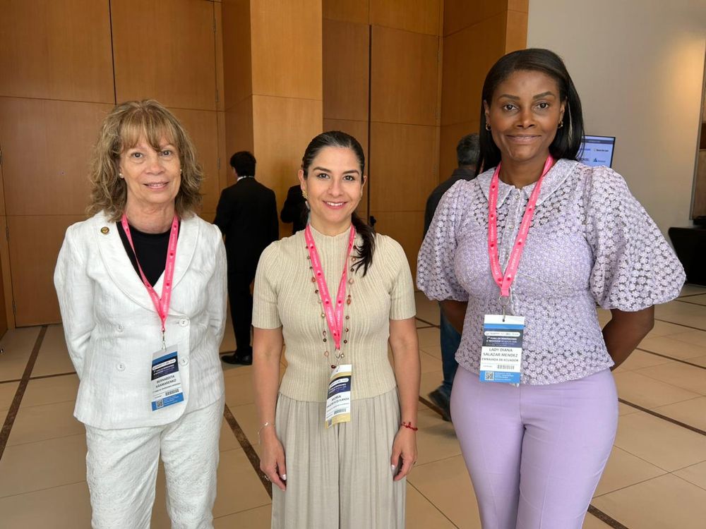 Bernardita Kramarenko, cónsul de Ecuador, la secretaria Andrea Salazar y Diana Salazar, embajadora de Ecuador. 
