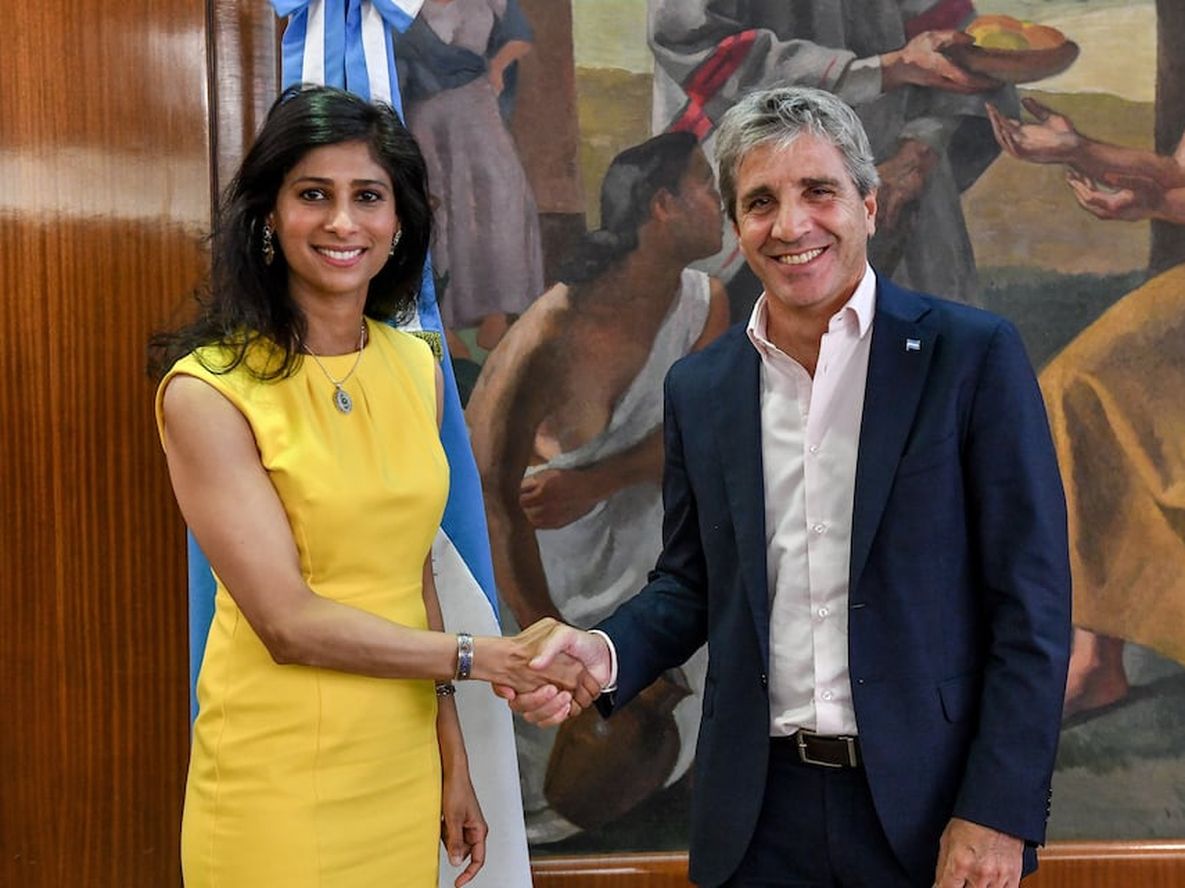 Caputo junto a Gita Gopinath, primera subdirectora del FMI, en una foto de archivo