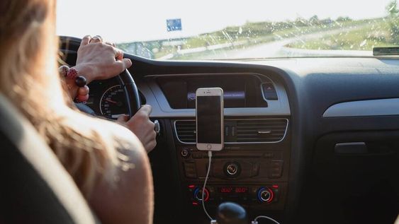 Aunque ha perdido vigencia el “andá a lavar los platos”, aún hay comentarios sexistas negativos hacia las mujeres cuando están frente al volante. | Imagen ilustrativa / Web