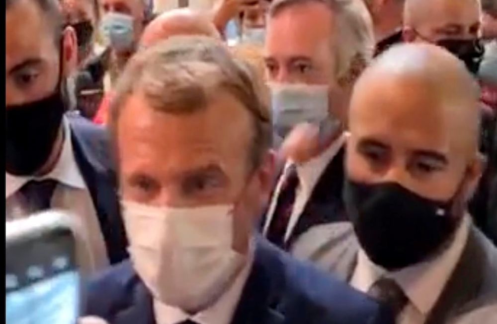 El momento del impacto del huevo arrojado contra el hombro de Emmanuel Macron. LYONMAG.COM vía AP.