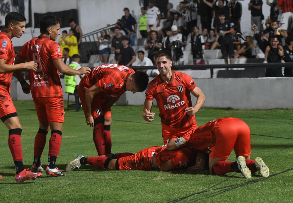 Le dieron medio metro a Mortadela Rodríguez y de media vuelta clavó un golazo y el Lobo gana 1 a 0.