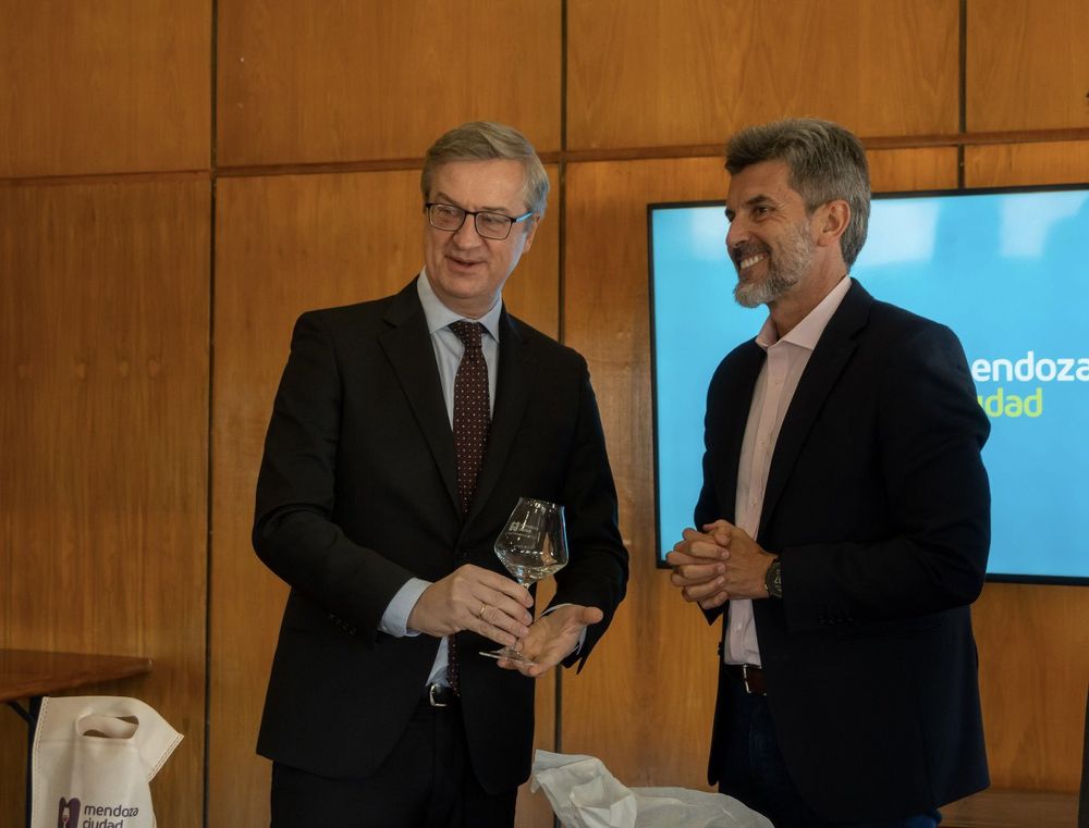 El embajador de la Unión Europea (UE) en Argentina, Erik Høeg, se reunió con el intendente de Capital, Ulpiano Suárez.