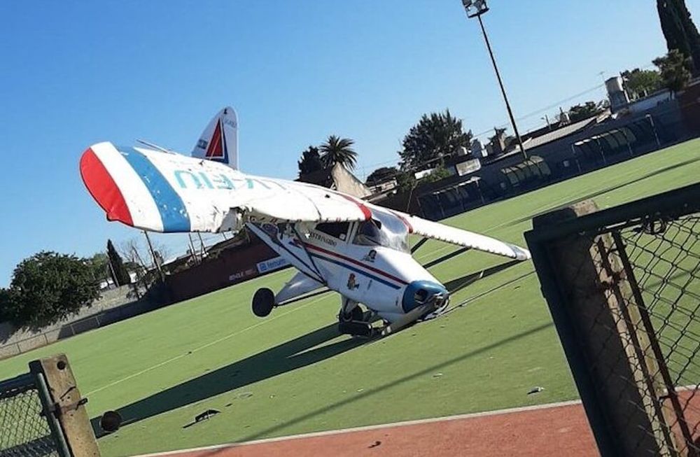 Una avioneta se estrelló sobre un club en provincia de Buenos Aires y el piloto salió ileso.