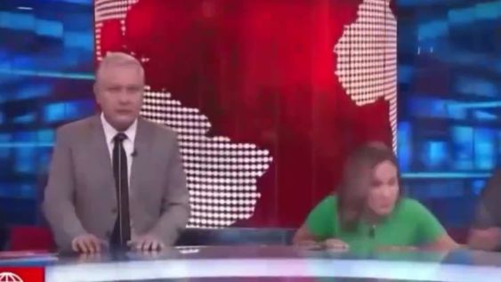 Su par, Gunter Rave, continuó presentando la siguiente nota con profesionalismo y seriedad. A los pocos minutos, cuando fue momento de pasar al bloque deportivo, Ruiz ya estaba de vuelta con gran compostura Foto: América Tv / Perú.