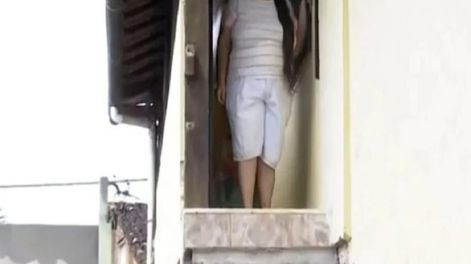 Lleva más de un año sin poder salir de su casa porque un vecino le rompió la única escalera de ingreso