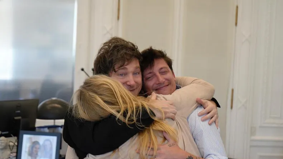 El abrazo entre los miembros del triángulo de Hierro: Javier Milei, Karina Milei y Santiago Caputo. El abrazo entre los miembros del triángulo de Hierro: Javier Milei, Karina Milei y Santiago Caputo.