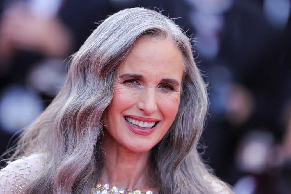 Qué significa dejarse el cabello gris y no teñirlo, según la psicología