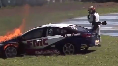 Los Andes | La parte delantera del Chevrolet de José Manuel Urcera sufrió un incendio durante la carrera clasificatoria del Súper TC2000 en el autódromo de Río Cuarto.