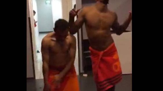 Video: bailando semidesnudos, los jugadores del Bayern festejaron la clasificación