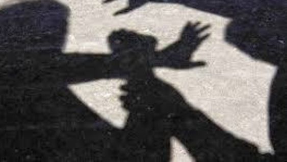 Un trágico hecho de violencia ocurrió en el distrito sanrafaelino de Cuadro Nacional, donde un hombre en situación de calle perdió la vida tras ser brutalmente golpeado en una vivienda abandonada.