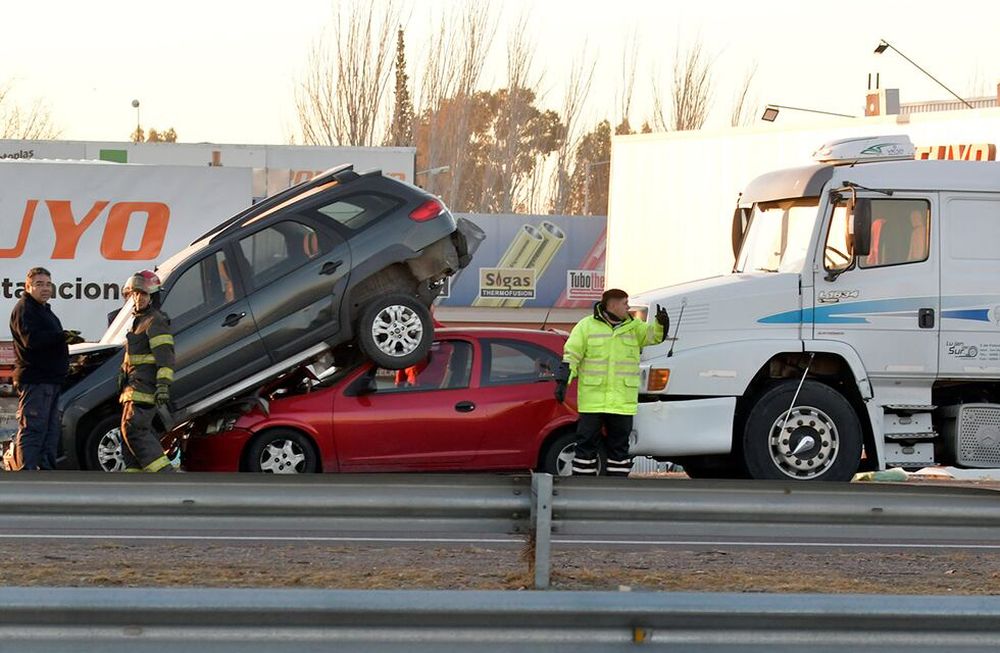 Cómo funciona la Red gratuita de Asistencia para víctimas de siniestros viales. Más de 700 personas recibieron apoyo este año por parte de esta instancia de la Agencia Nacional de Seguridad Vial.Accidente automovilístico en el Acceso Sur pasando Rodríguez Peña. Foto: Orlando Pelichotti