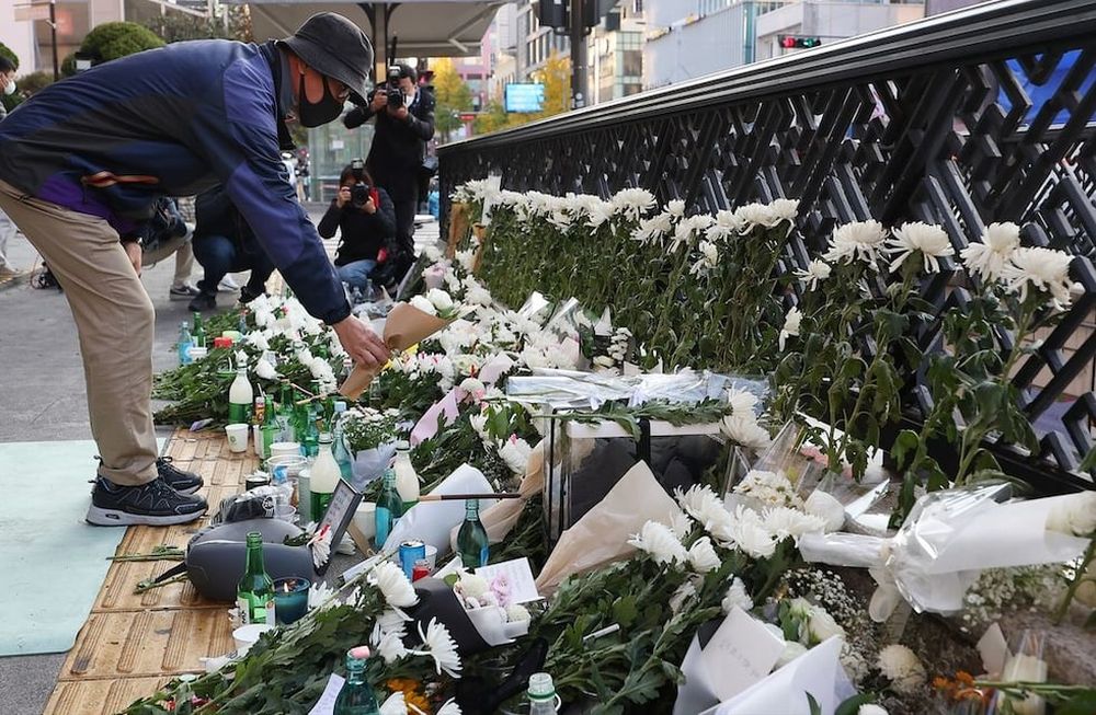 Ciudadanos dejan arreglos florales en recuerdo de las víctimas fatales de la avalancha humana ocurrida durante los festejos de Halloween en Seúl, Corea del Sur.
