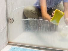 Con unos minutos después de cada ducha se puede reducir la formación de depósitos y facilitar considerablemente la limpieza posterior.