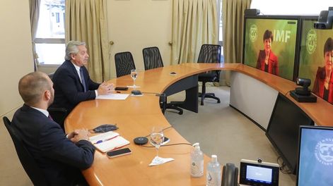 El presidente Alberto Fernández y el ministro Martín Guzmán en una reunión virtual con Kristalina Georgieva, titular del FMI.