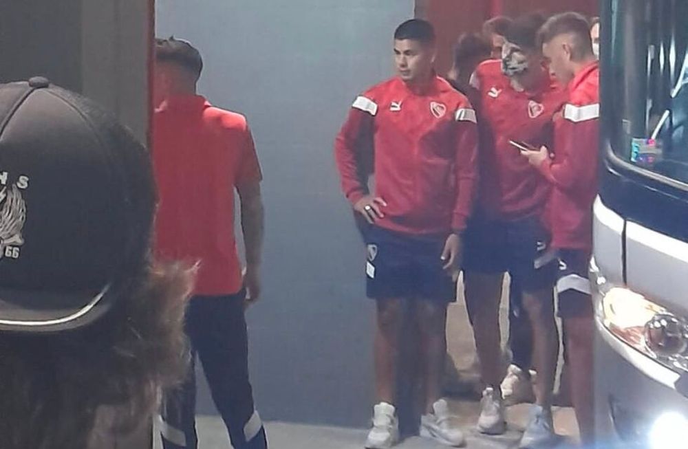 Cinco integrantes de la barrabrava de Independiente increparon a los futbolistas.