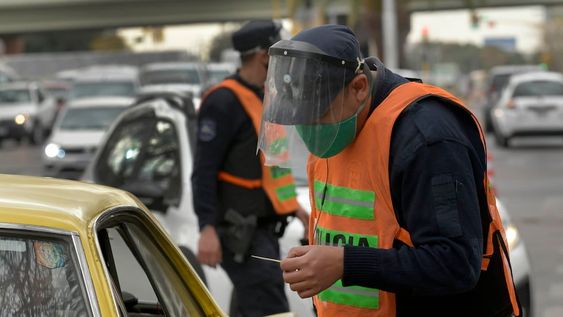 Este fin de semana habrá más operativos policiales y de Salud. El esquema on-off sigue en la mente del Gobernador. Foto: Orlando Pelichotti