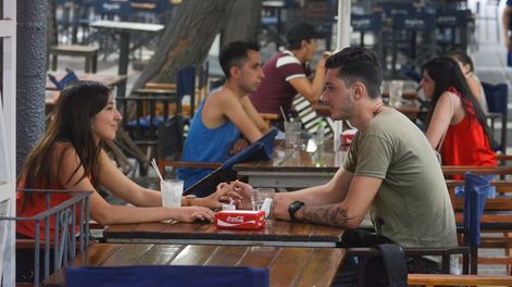 Los Andes | Bares y restoranes se han preparado para un san Valentín “extra large”, ya que cae en domingo y en la previa del fin de semana largo de Carnaval / Nicolás Ríos