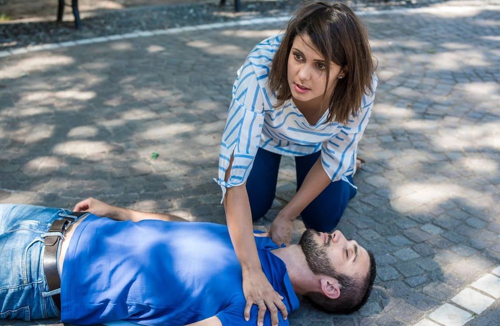 Como el 70% de los casos se producen en el ámbito extrahospitalario, la comunidad no médica es la primera encargada de atender un episodio de muerte súbita.