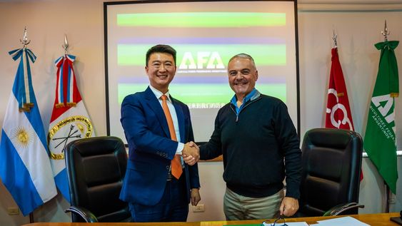 Xiao Binbing, CEO de Huawei Argentina y Darío Marinozzi, presidente del Consejo de Administración de AFA