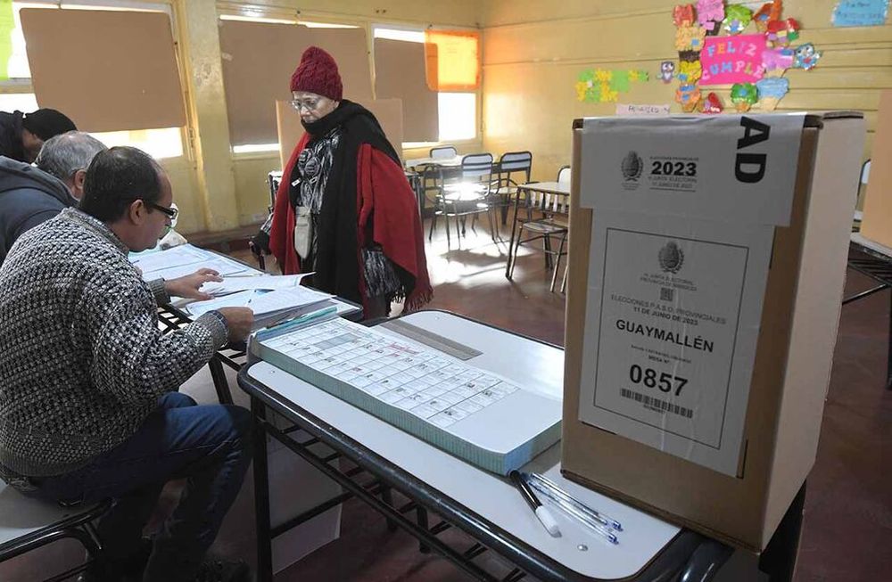Elecciones provinciales PASO 2023 en la provincia de Mendoza.En la Escuela Rafael Obligado de Guaymallén, Los votantes ingresaban para votar en una mañana electoral tranquila pero fría.Hilda, una abuela de 85 años en el momento de emitir su votoFoto: José Gutierrez / Los Andes