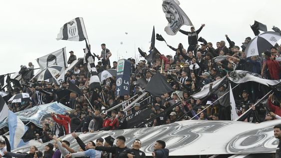Espectacular recibimiento por parte de la gente del Lobo a su equipo antes de jugar el superclásico mendocino. / Foto: Orlando Pelichotti (Los Andes).