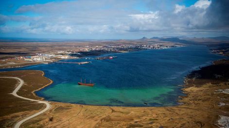Vista de puerto Stanley en Islas Malvinas.