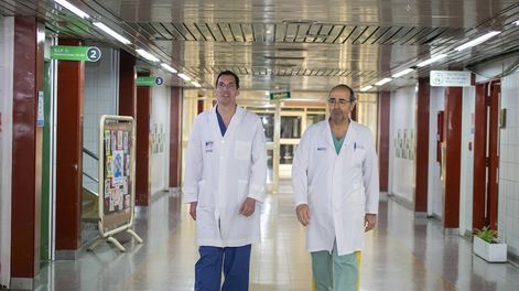 Los Andes | Médicos del hospital Notti realizaron por primera vez en Mendoza una cirugía de columna para colocar barras magnéticas. De izquierda a derecha, los cirujanos responsables del procedimiento; Dr. Alejandro Morales Ciancio y Dr. José Castro.