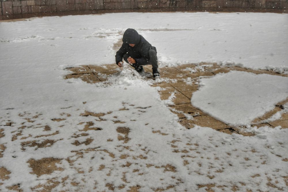 Niños disfrutan de la nieve en Chacras de Coria. Foto: Daniel Caballero / Los Andes.